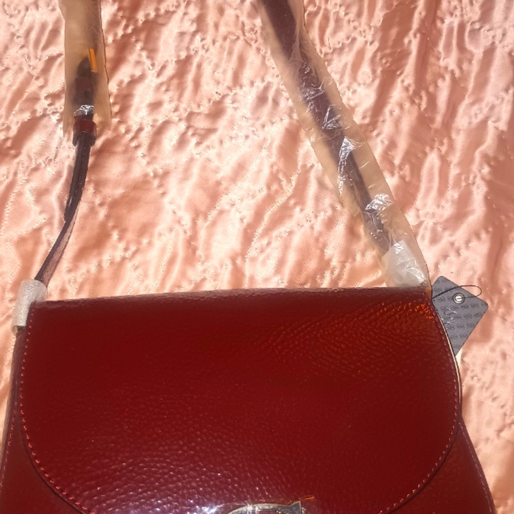 Hobo style purse by GUESS (NEW)